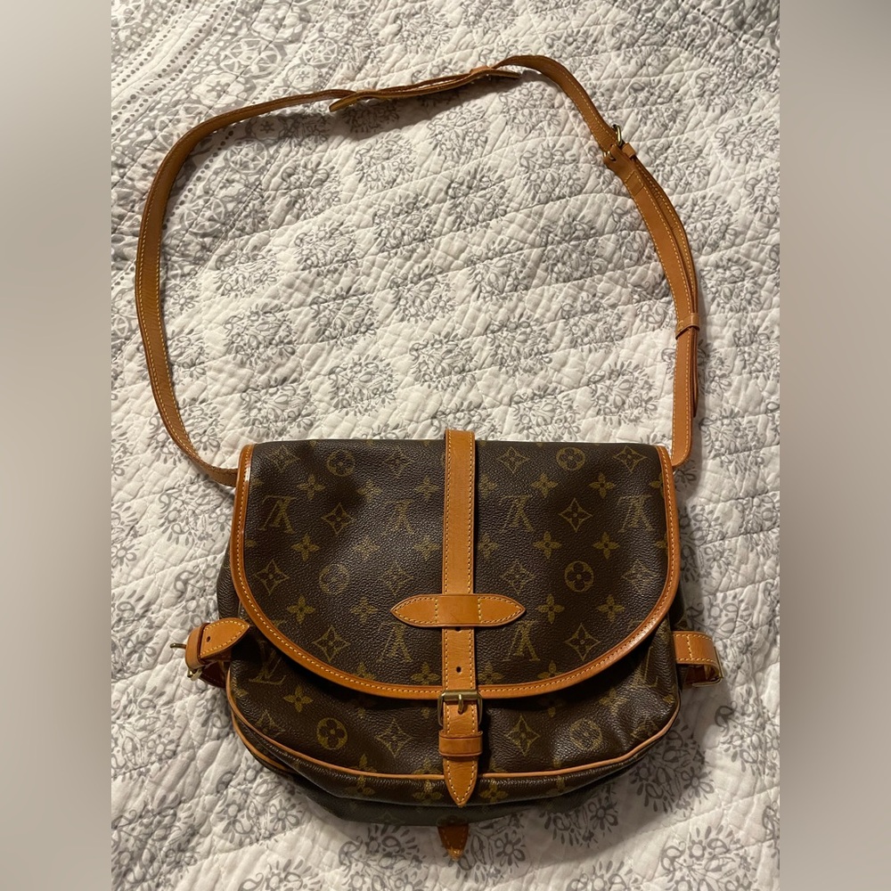 Louis Vuitton Saumur 30 Monogram Crossbody Bag – Classic Vintage Beauty